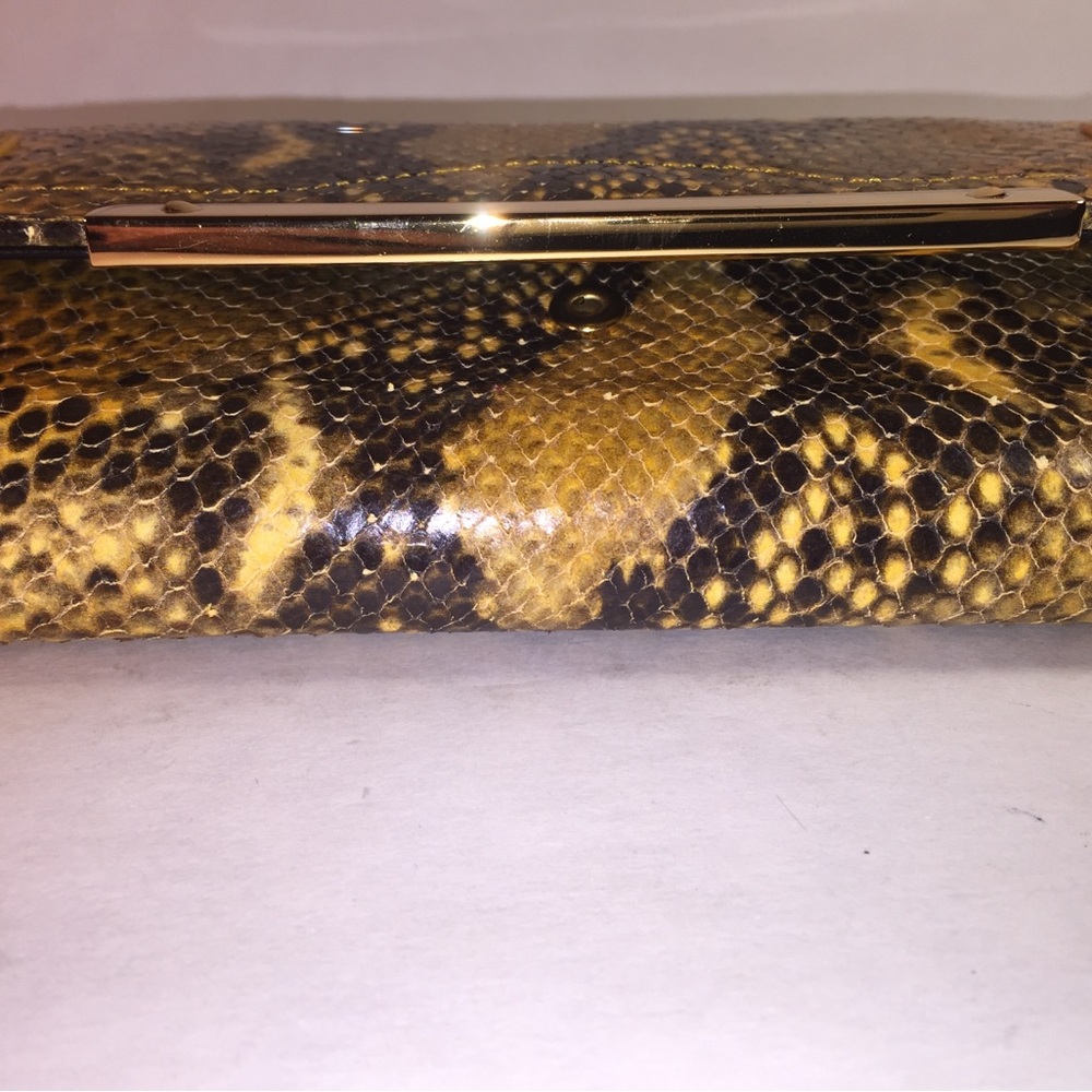 Elegant Snake Print Clutch - Picture 2 of 7